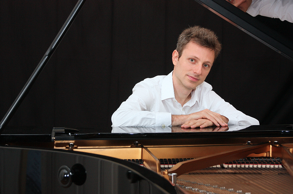 Pianist Maxime Zecchini Tours India: 27th August – 8th September 2016