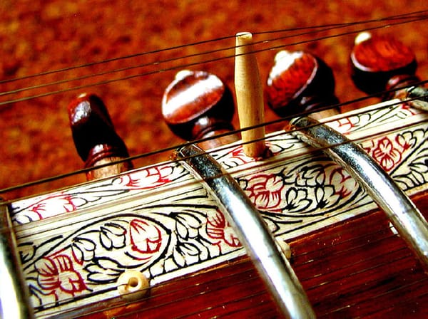 CAN WESTERN MUSICAL STUDIES INTEGRATE INDIAN CLASSICAL MUSIC? SOME DIFFICULTIES, GREAT ADVANTAGES