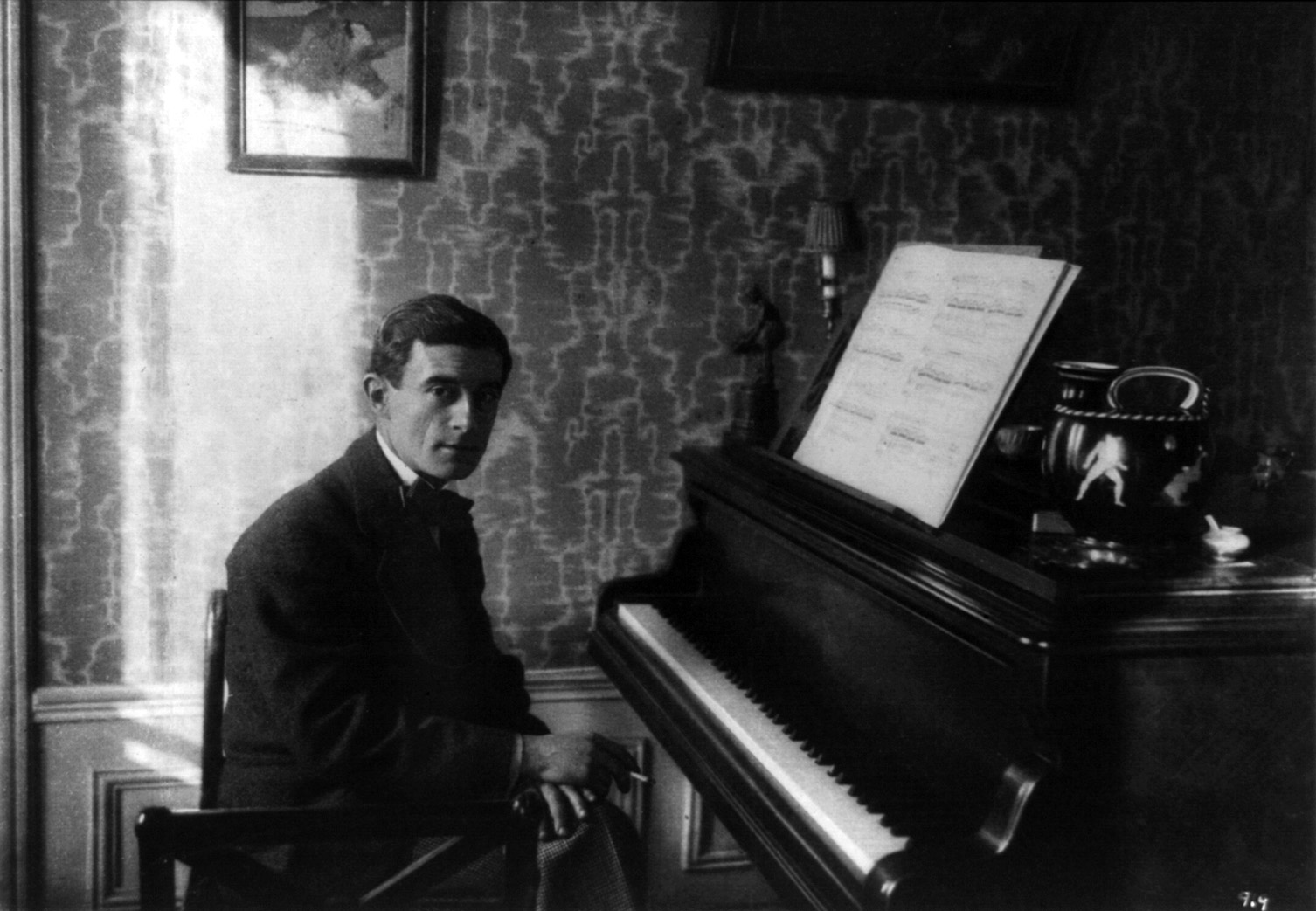 Maurice_Ravel_au_piano_1912